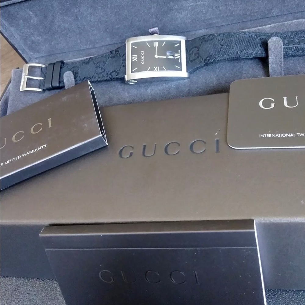 Gucci 8600m mens watch. MRSP:$1350